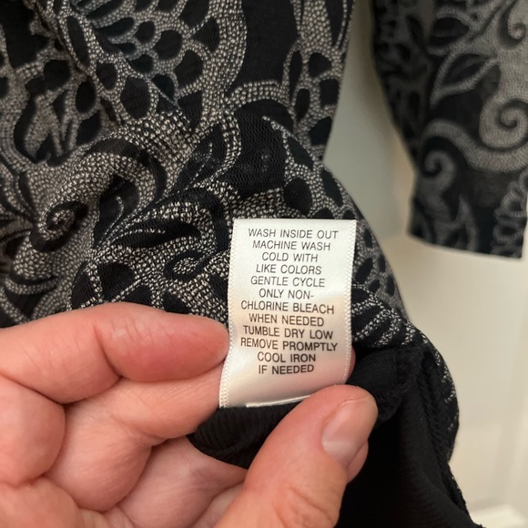 NWT Black top with flower print - Picture 4 of 4